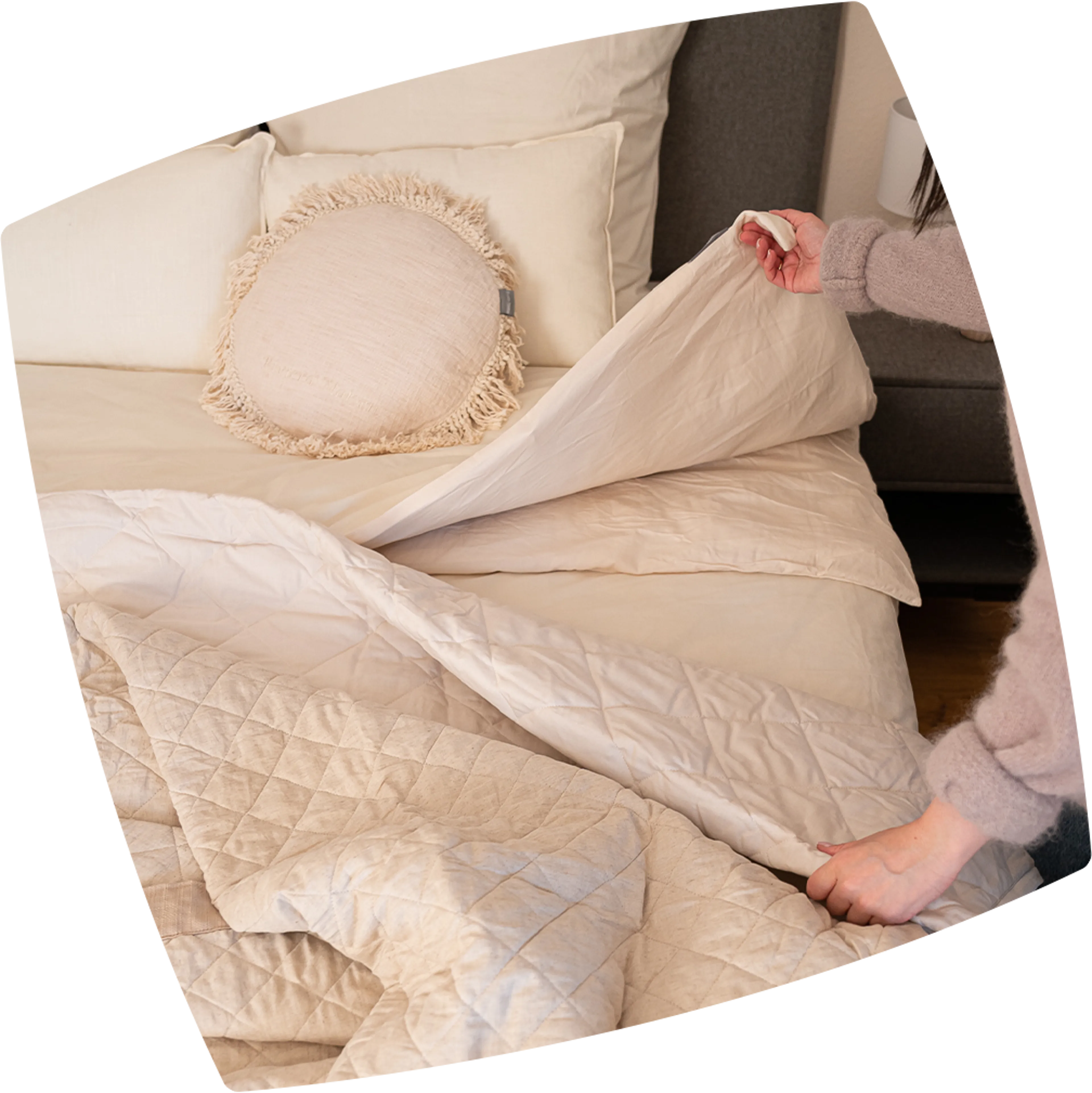 Reduzierte Ästhetik mit dekorativen Kissen und Plaids